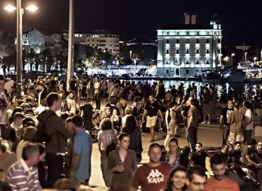 2014.: mladi pred zidom