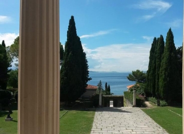 Mladi Osječani sviraju kod Meštrovića