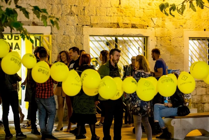 U petak su u Zoni prve karaoke, a u subotu nova izložba i crtanje ornamenata